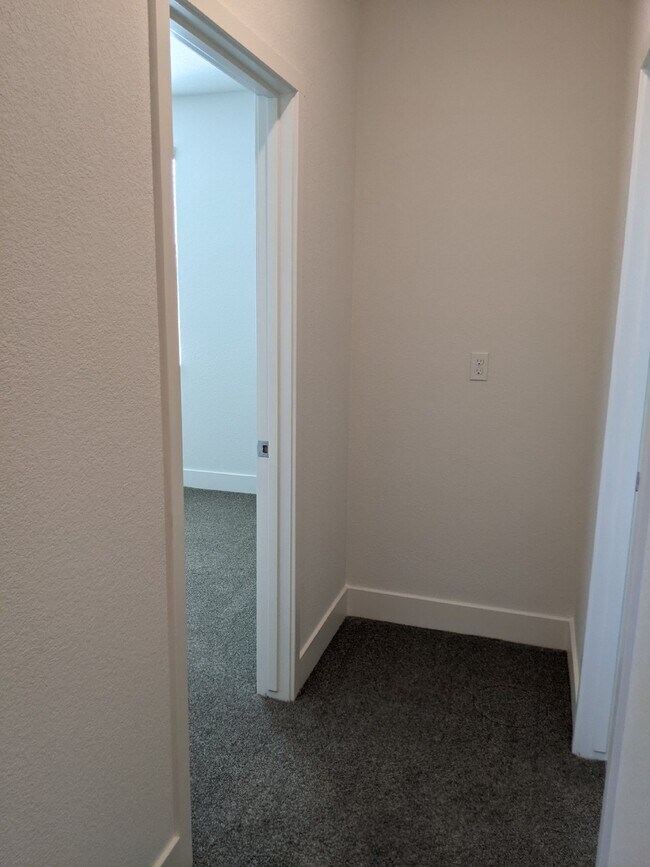 Building Photo - Prime location in Merced!