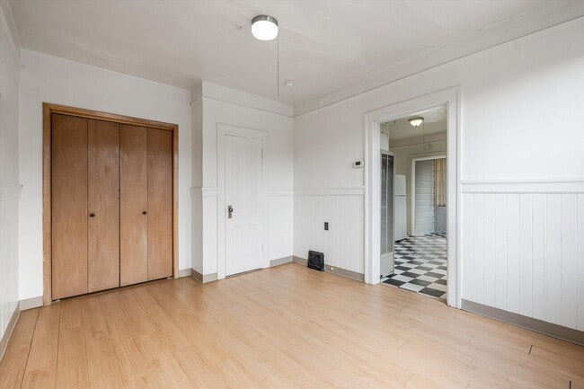 Building Photo - Great deal on a plex in Goose Hollow!