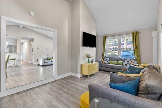 Building Photo - 494 Plainville Dr SW