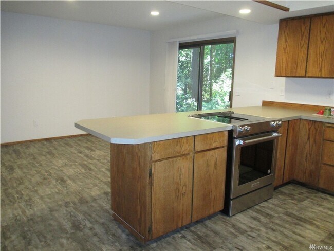 Building Photo - Spacious Bainbridge Island Home