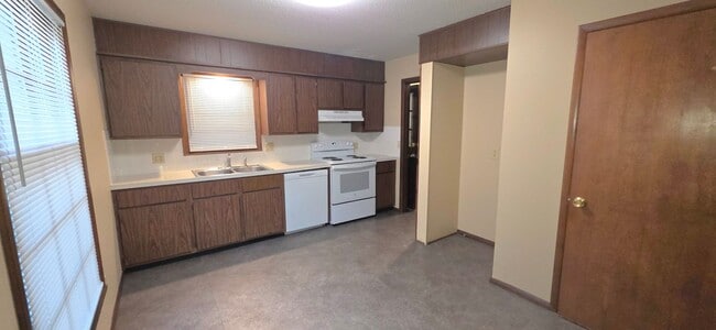 Building Photo - 2 Bedroom House! Great Location! $895 Yard Care Included!