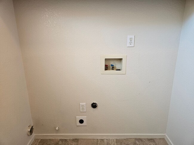 Building Photo - 3 bedroom single story in Manteca!