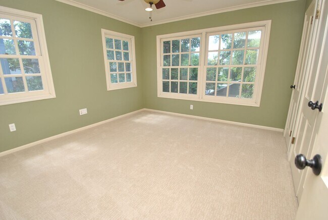 Building Photo - Stunning Colonial Revival in Bixby Knolls