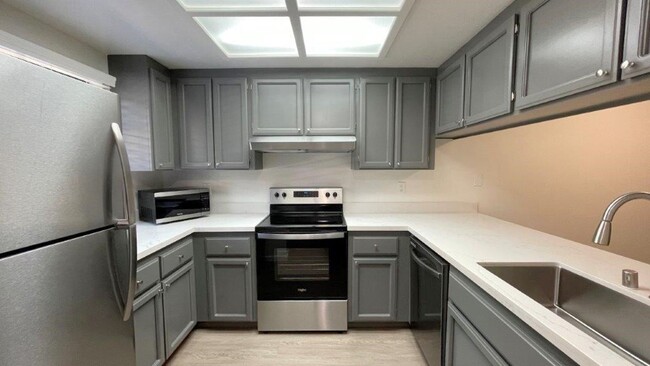 Building Photo - Martinez Beautiful 2 bedroom 1.5 bath unit...