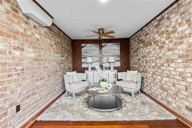 Building Photo - 353 N Post Oak Ln