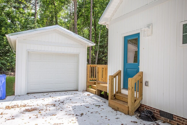 Building Photo - 2202 Elkridge Dr