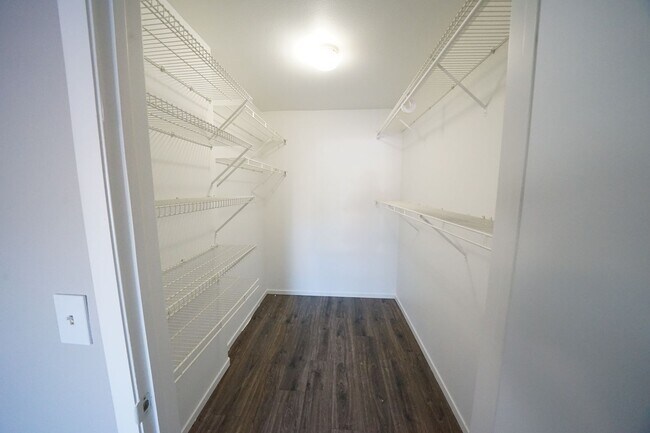 Building Photo - SHOWINGS AVAILABLE NOW