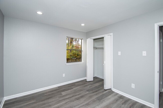 Building Photo - 20 Laver Cir