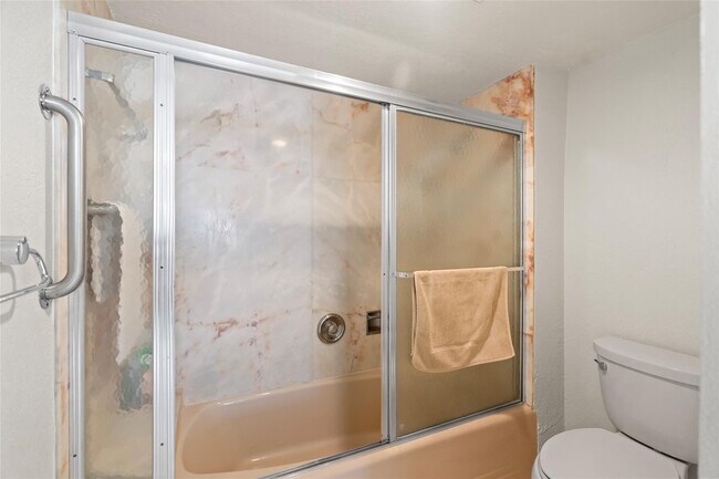 Building Photo - 3000 Holiday Dr