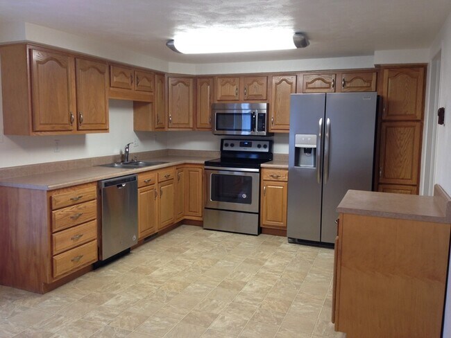 Primary Photo - 2 Bedroom Townhouse foe Rent- Maple Hollow