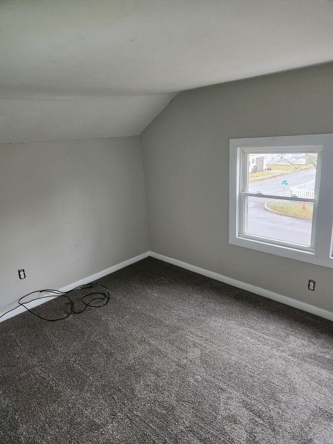 Building Photo - Great 4 bdrm Family Home!!! New carpet & paint!!