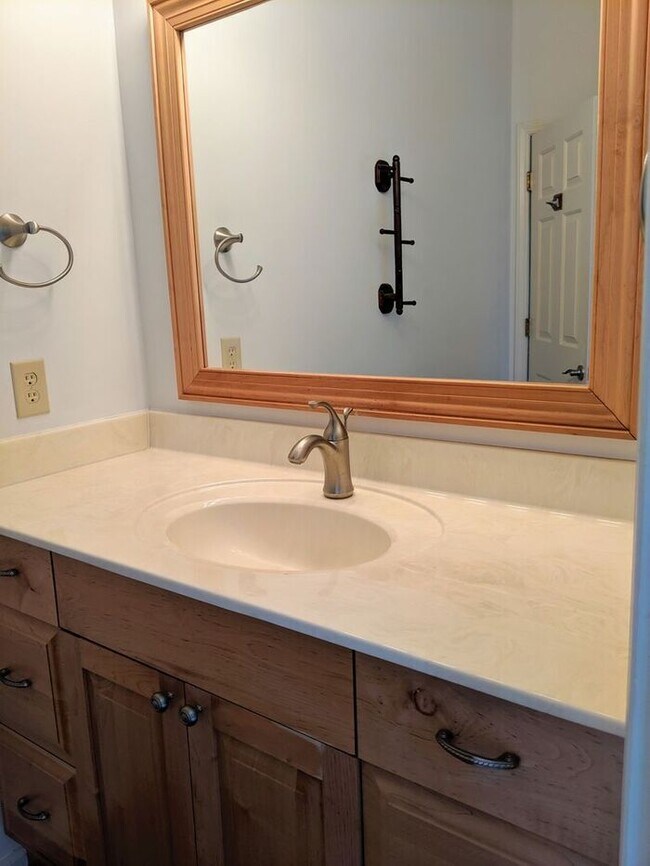 Building Photo - Condo Rental in Great Asheville Location!