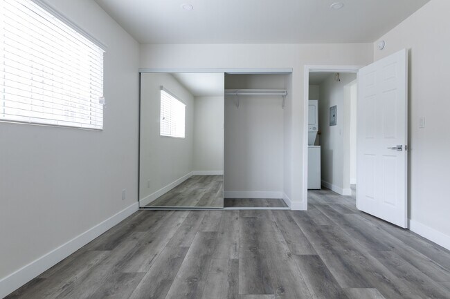 Building Photo - Newly Renovated Gorgeous apartments in Highland Park Oasis