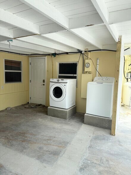 APT A WASHER AND DRYER - 2929 Patterson Ave