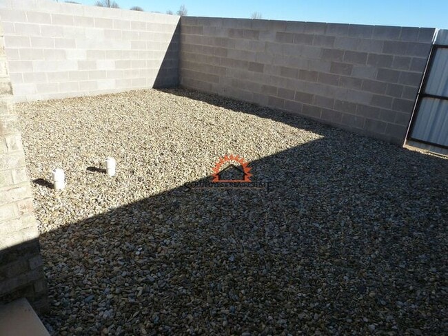 Building Photo - Spacious 2 bedroom 2 bath Duplex.