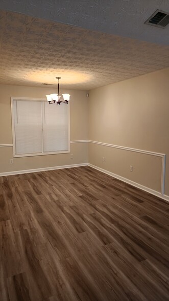 Building Photo - 45 Spring Valley Way