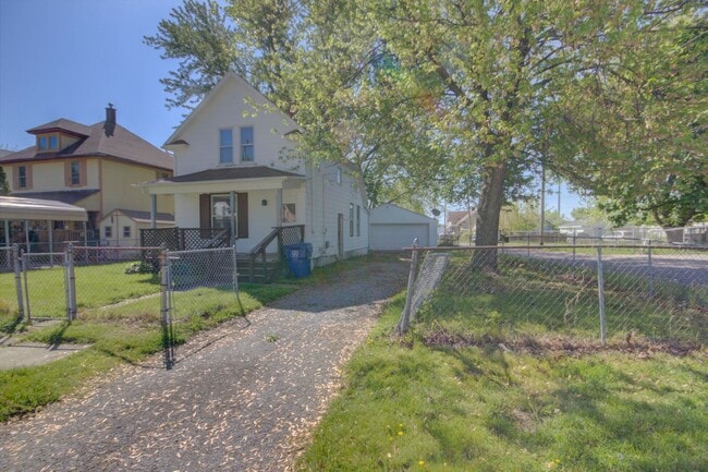 Building Photo - 2 Bed Home