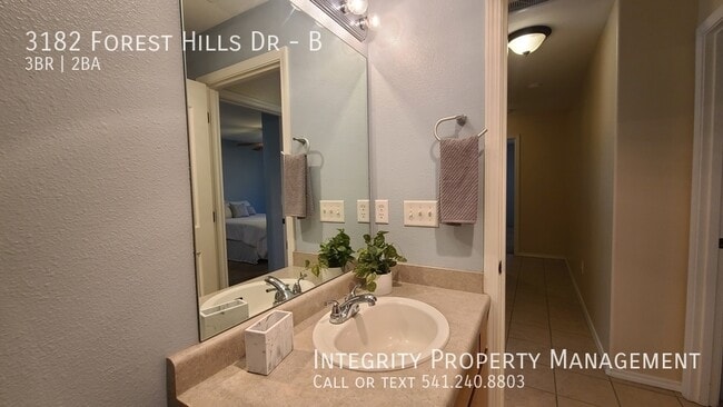 Building Photo - 3182 Forest Hills Dr