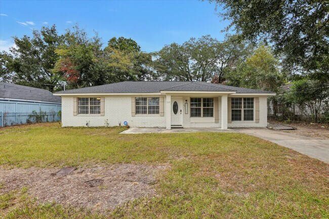 Building Photo - 4 Bedroom, 2 Bath Brick Home in Savannah