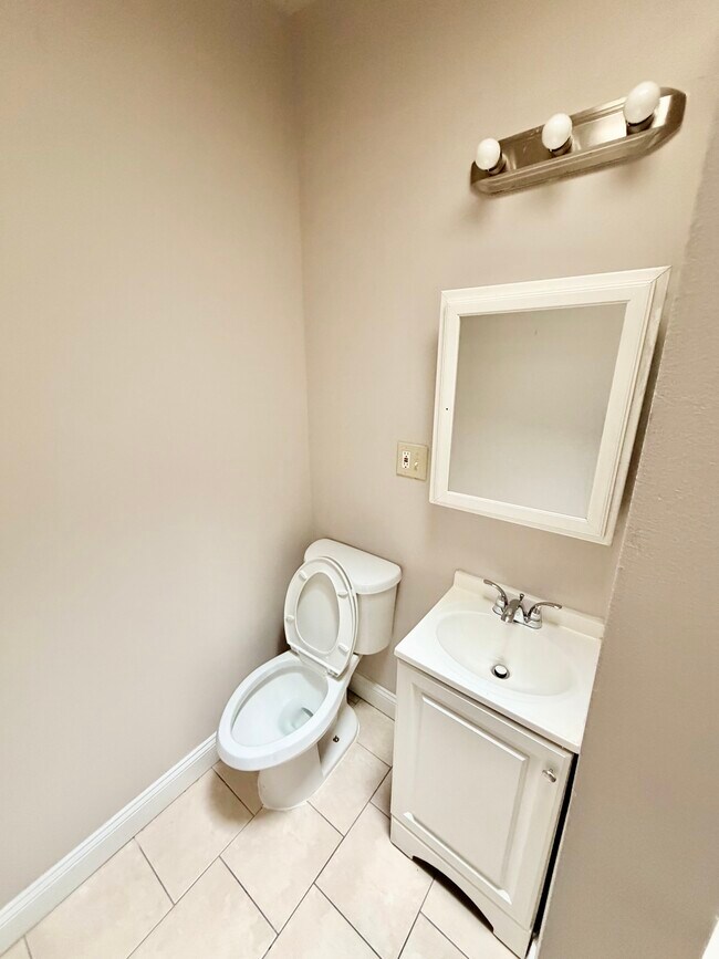 Building Photo - 5537 Harmer St