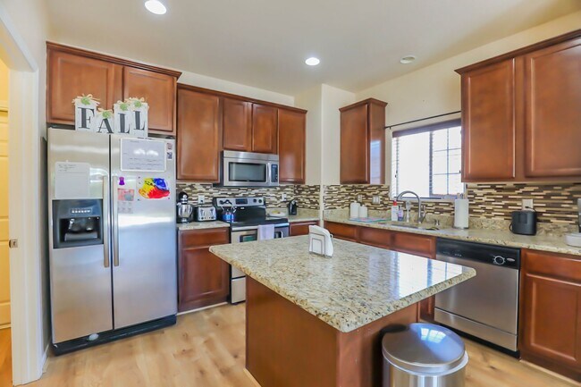 Building Photo - Pet Friendly 4 Bed 2 Bath Home!