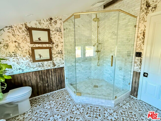 Building Photo - 370 Main St