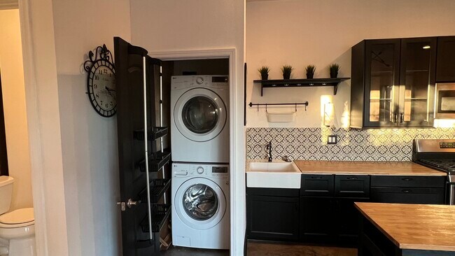 Building Photo - 17858 Sidwell St