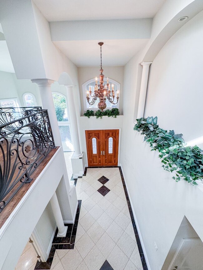 Building Photo - Lavish Estate Home w/4700sf+Central A/C & ...