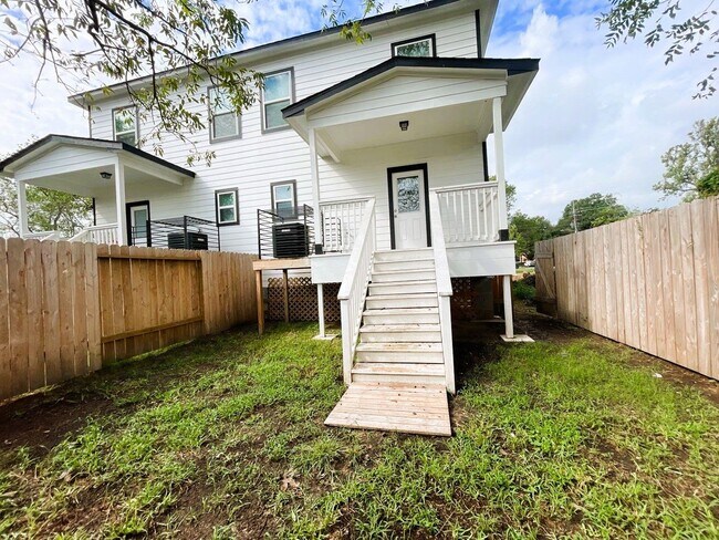 Building Photo - 2218 Bringhurst St