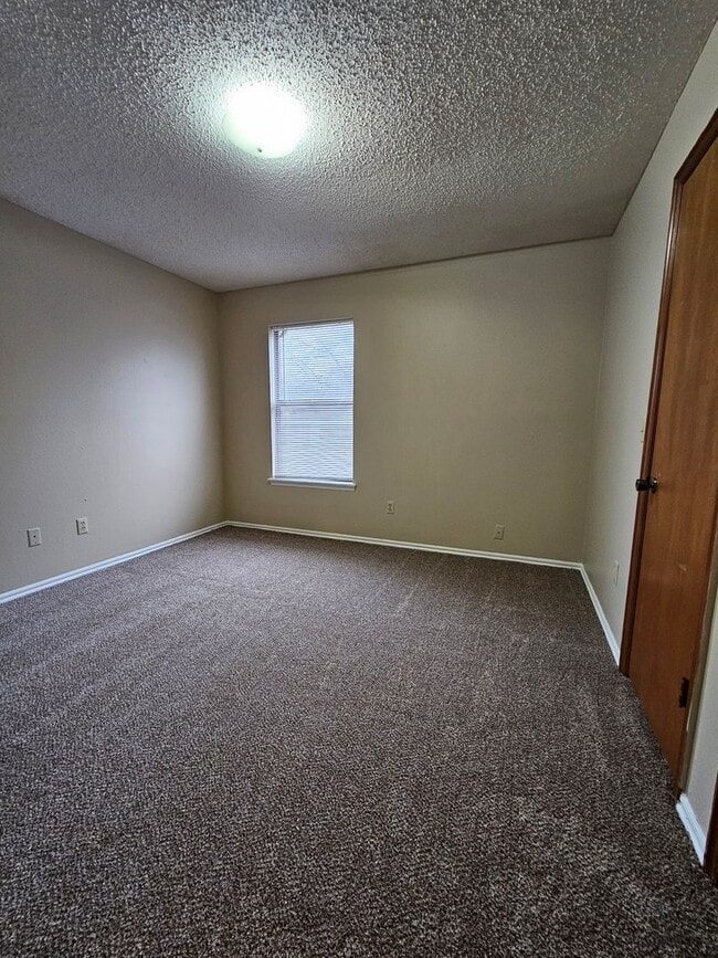 Building Photo - (2) Bed/(2) Bath Duplex Avail NOW!