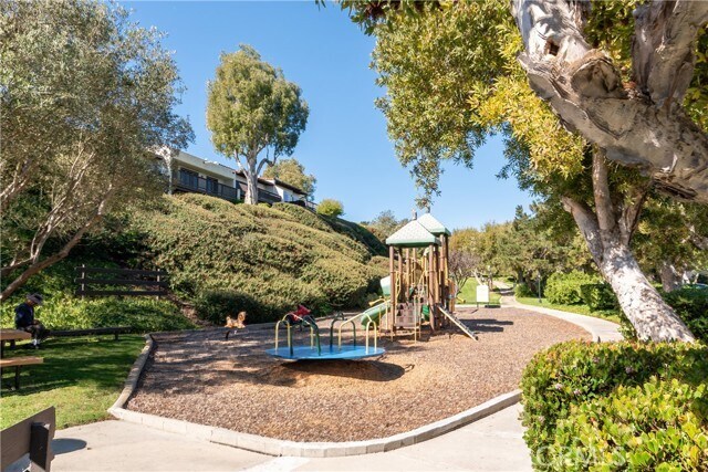 Building Photo - 28 Sycamore Ln