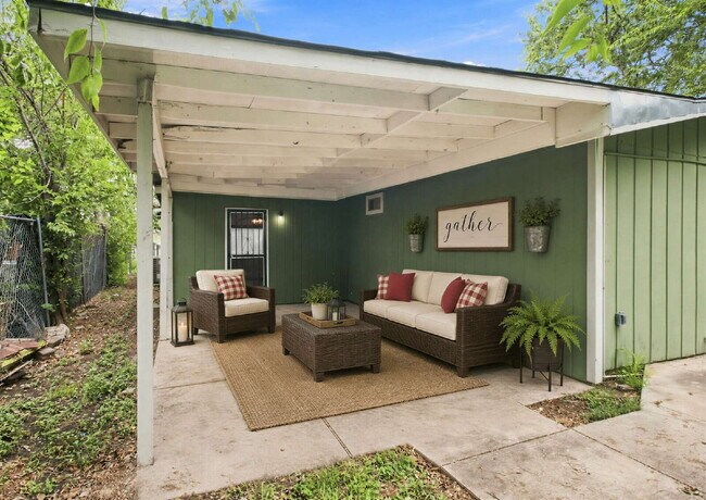Building Photo - Updated 2 Bedroom Home with Bonus Room and Covered Patio