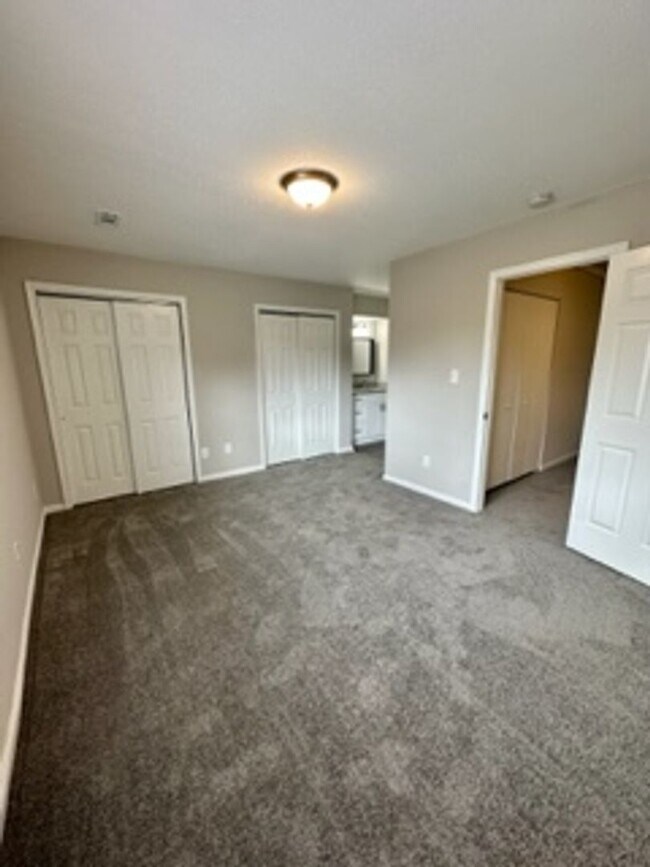 Building Photo - 2 Bedroom Town home in the heart of Virginia Beach