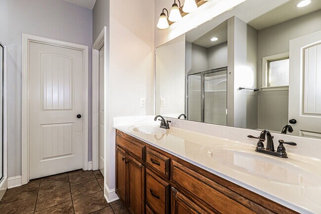 Building Photo - 706 Bending Oak S