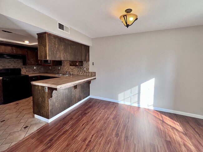 Building Photo - $2,295 Villa & Barstow, 3 Bedroom Condo - ...