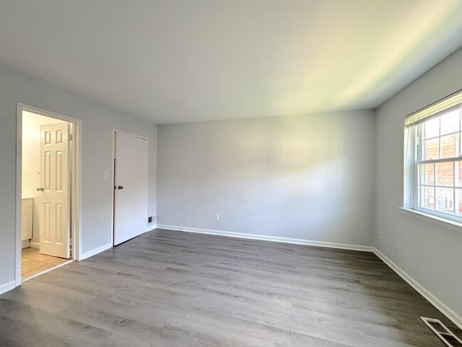 Building Photo - Charming Townhome with Modern Touches & Commuter Convenience!