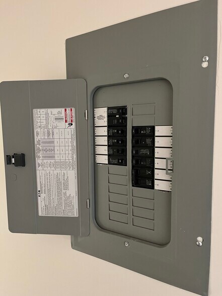 Building Photo - 15 Locust St