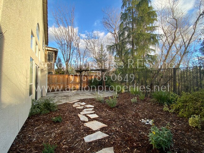 Building Photo - Greenbelt Views - 3 Bed, 2.5 Bath - Privat...