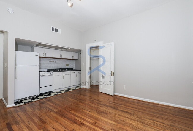 Building Photo - 920 Greenwood Ave NE