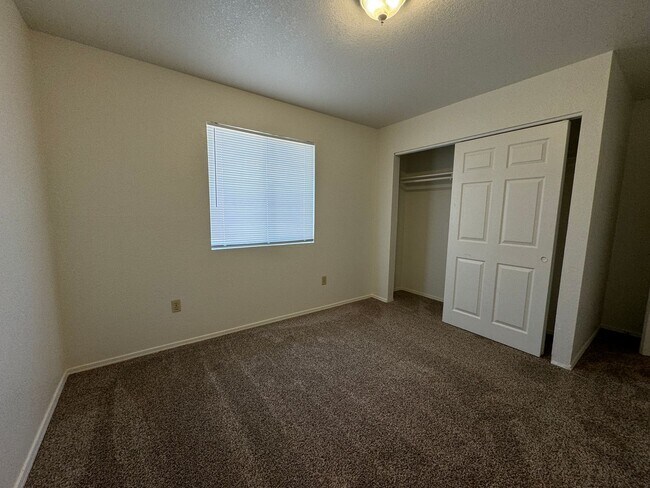 Building Photo - 3BR Duplex with gated yard and Garage