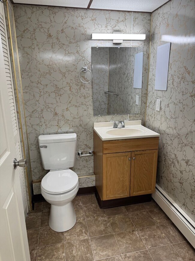 Building Photo - Stunning 3-bedroom, 3-bathroom single family home