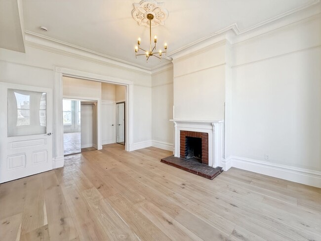 Building Photo - Top-Floor, Remodeled 5BR/2.5BA Victorian Flat, Pet Friendly, Steps from Alamo Square