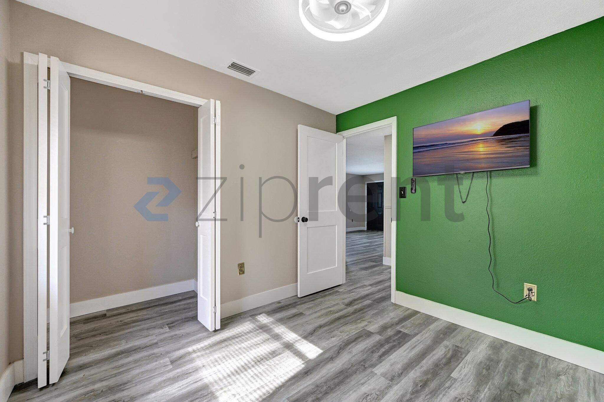 Building Photo - Unit A