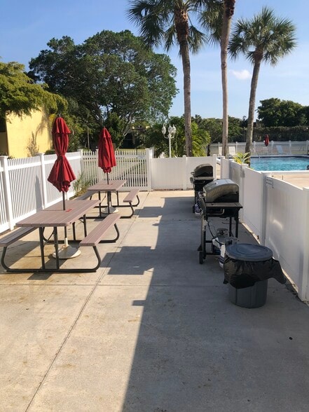 Building Photo - 866 SW 9th Street Cir