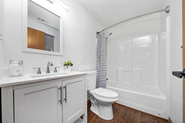 Building Photo - Elegant 3 Bed / 1.5 Bath Renovated Home in...