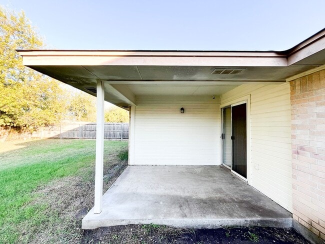 Building Photo - Available NOW Beautiful 1 story, 3 bedroom, 2 bath home. This is exactly what you have been looki...