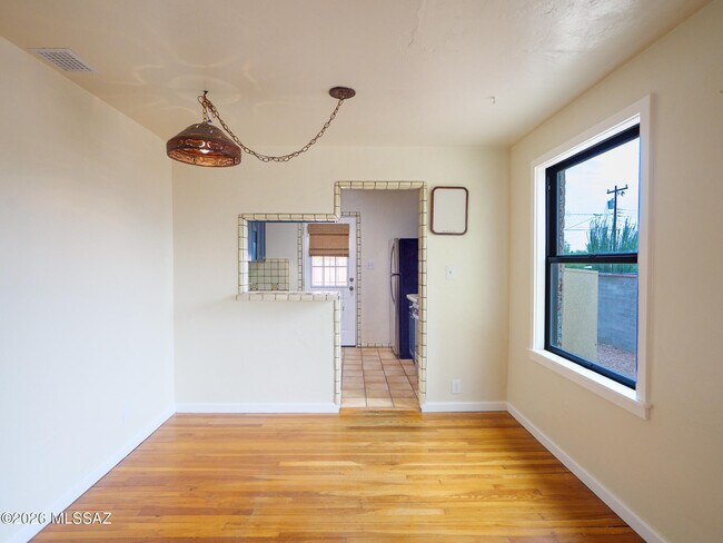 Building Photo - 1404 E Silver St