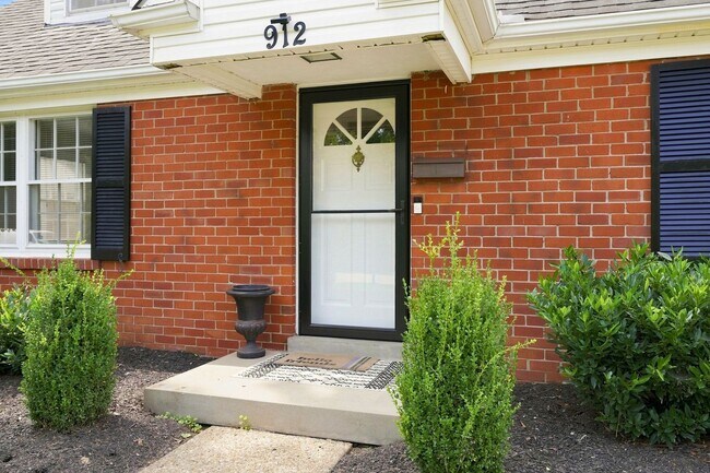 Building Photo - 912 Beechwood Rd