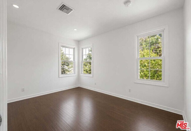 Building Photo - 138 N Hamel Dr