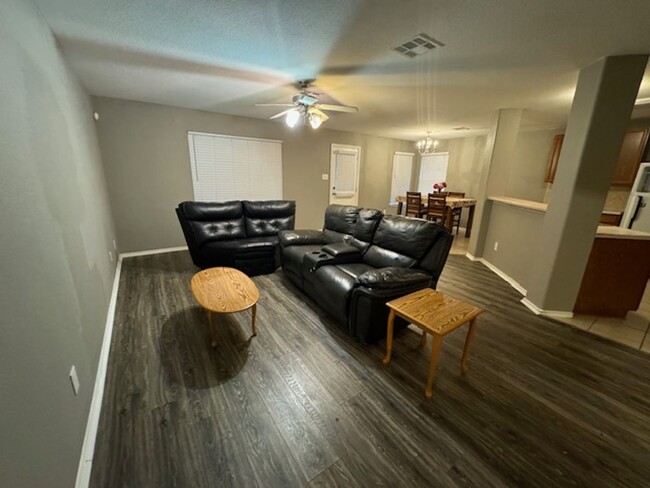 Building Photo - Nice 3 bedroom 2 Bath One Story Home